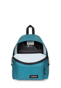 Teal ryggsäck med rutmönster, som har ett överhandtag, två sidofickor och ett rymligt inre i ljusblått tyg.