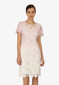 Spitzenkleid mit einem Verlauf von Hellrosa zu Weiß, ausgestattet mit kurzen Ärmeln, floralem Muster und einem gewellten Saum.