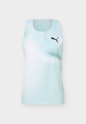 Weißes ärmelloses Sporttop mit rundem Ausschnitt und schwarzem Puma-Logo auf der linken Brust vor einem schlichten hellen Hintergrund.