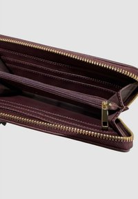 Portafoglio in pelle bordeaux con zip dorata, dotato di più scomparti per carte e di un comparto per monete con zip, che presenta un interno texture.