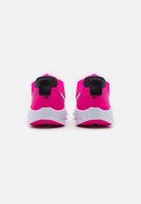 Chaussures de sport roses avec une tige en maille respirante, présentant des accents noirs, une semelle intermédiaire blanche rembourrée et une semelle extérieure en caoutchouc texturé.