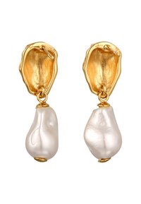 Boucles d'oreilles en ton or avec des clips texturés en forme organique. Suspendue à chacune d'elles se trouve une perle blanche en forme de poire présentant une surface lisse.
