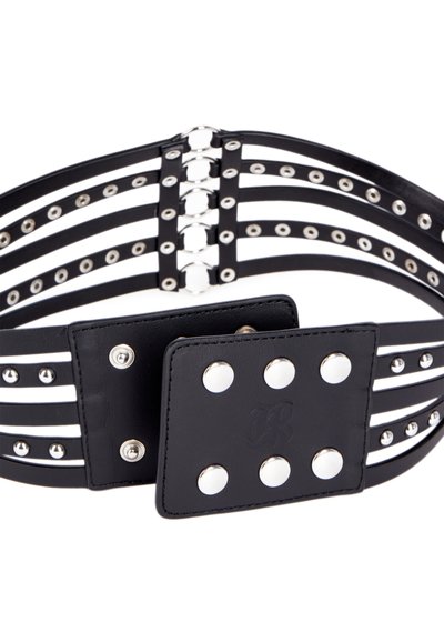 Zwarte leren riem met afwisselend zwart en witte gestreepte patroon, zilveren studs en metalen hardware. Verstelbare sluiting met opvallende details.