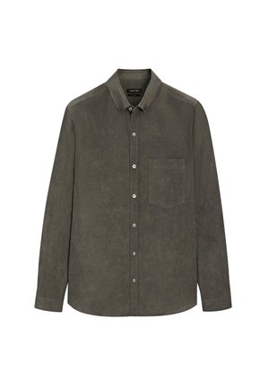 Langærmet olivengrøn skjorte med brystlomme, knappet krave og enkel stoftekstur.