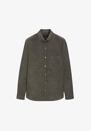 Chemise boutonnée vert olive à manches longues avec poche poitrine, col boutonné et texture de tissu simple.
