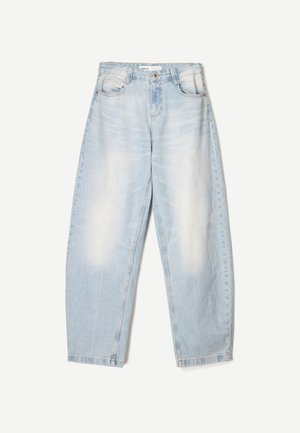Jean en denim bleu clair taille haute avec des patchs décolorés sur les cuisses, poches avant et fermeture bouton.