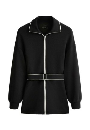 Giacca nera con maniche lunghe e cerniera, rifinita in bianco, colletto alto e cintura abbinata con fibbia rettangolare in vita.