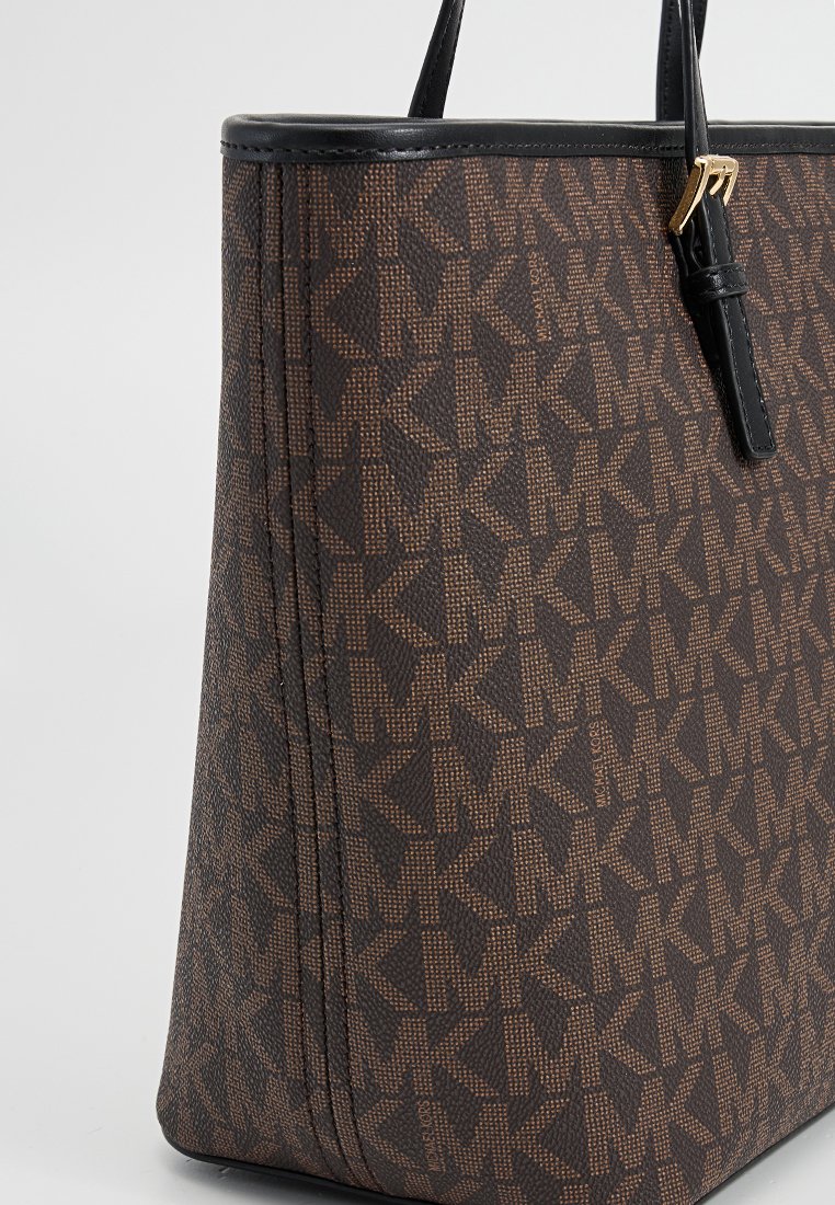 Borsa a tracolla marrone con motivo, realizzata in materiale testurizzato, con design a monogramma, dettagli in pelle nera e hardware in tonalità dorata.