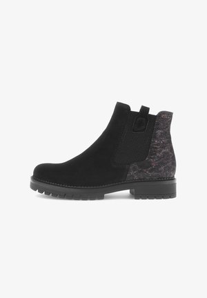 Schwarze Wildleder Stiefelette mit einem strukturierten lila Akzent an der Ferse, elastischen Seitenpaneelen und einer massiven Gummisohle.