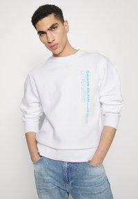 Calvin Klein Jeans STACKED OUTLINE CREWNECK - Sweatshirt - bright white