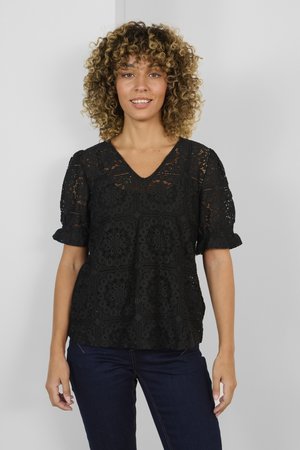 Sort bomuldsbluse med blonder og V-hals, korte ærmer og teksturerede blomsterdesign. Fremhævet med flæser i ærmernes kanter og en afslappet pasform.