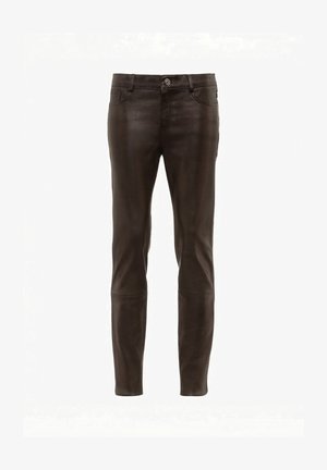 Donkerbruine slim-fit leren broek met knoopsluiting aan de voorkant en zakken, afgebeeld tegen een effen witte achtergrond.