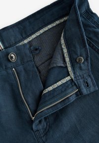 Next REGULAR FIT TAPERED LEG LINEN - Oldalzsebes nadrágok - navy blue