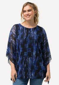 Blusa blu e nera con motivo, dalla vestibilità ampia, maniche larghe e scollatura rotonda. Tessuto leggero e trasparente con un aspetto texture.