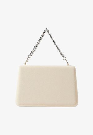 Crème-kleurige handtas met een zachte, gestructureerde vormgeving, voorzien van een zilveren kettingstrap en een gladde, matte oppervlaktextuur.