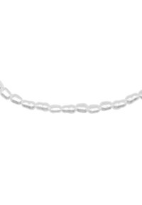 Collana di perle d'acqua dolce bianche con forme ovali irregolari, texture liscia e lucentezza sottile, infilata senza hardware o chiusura visibili.