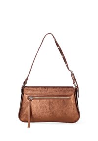 Borsa a mano in bronzo metallico con una texture liscia, design piatto, tasca frontale con zip e tracolla regolabile decorata con borchie circolari.