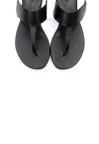 Sandali neri in pelle con un design minimalista. Caratterizzati da una larga fascia per le dita e un classico design a infradito, offrono una texture liscia.