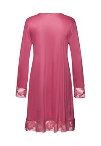 Abito a maniche lunghe in tessuto rosa uniforme, con dettagli in pizzo floreale sulle maniche e sull'orlo, dalla vestibilità morbida e scollo rotondo.