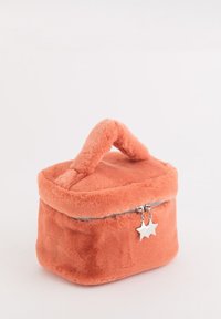 Koralowa pluszowa kosmetyczka o zaokrąglonym kształcie, zamykana na zamek błyskawiczny, z zawieszką w kształcie srebrnej gwiazdy. Posiada miękką, fakturowaną powierzchnię oraz solidny uchwyt.