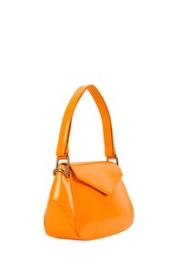 Petit sac à main orange brillant avec un rabat supérieur et une bandoulière simple, présenté sur un fond blanc.