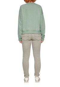 QS LOCKERES ÜBERSCHNITTENER SCHULTER - Sweater - salbeigrün