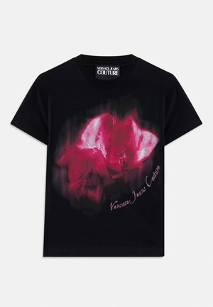 Černé bavlněné tričko s předním potiskem růžových květin a nápisem "Versace Jeans Couture" v kurzívě, s měkkou texturou.