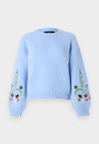 Pull tricoté bleu clair avec encolure ronde, poignets côtelés et broderie florale multicolore sur les manches. Texture douce.