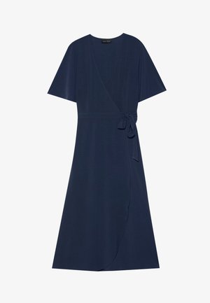 Marineblå omslagskjole med korte ermer, knytedetalj i livet og en flommende A-linjeform. Glatt stoff med en subtil tekstur.