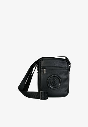 Czarna, teksturowana skórzana torba na ramię z przednią kieszenią na zamek, tłoczonym okrągłym logo oraz regulowanym paskiem z nadrukowanym logo.