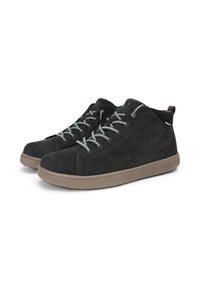Zapatillas altas de ante negro con cordones grises y suela de goma marrón. Presentan un cuello suave y un diseño minimalista en el lateral.