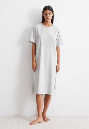 Gray, short-sleeve, mid-length dress made of soft fabric. Features a rounded neckline and side slits for ease of movement. Minimalist design.