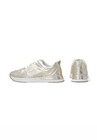 Metallisch goldene Sportschuhe mit einem Obermaterial aus Mesh, weißen Akzenten, strukturierten Details und Gummisohle, die seitliche und hintere Ansichten zeigen.