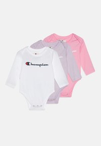 Drei Langarm-Babyschnitte in Weiß, Lavendel und Pink. Jede hat einen runden Ausschnitt und Druckknöpfe im unteren Bereich.
