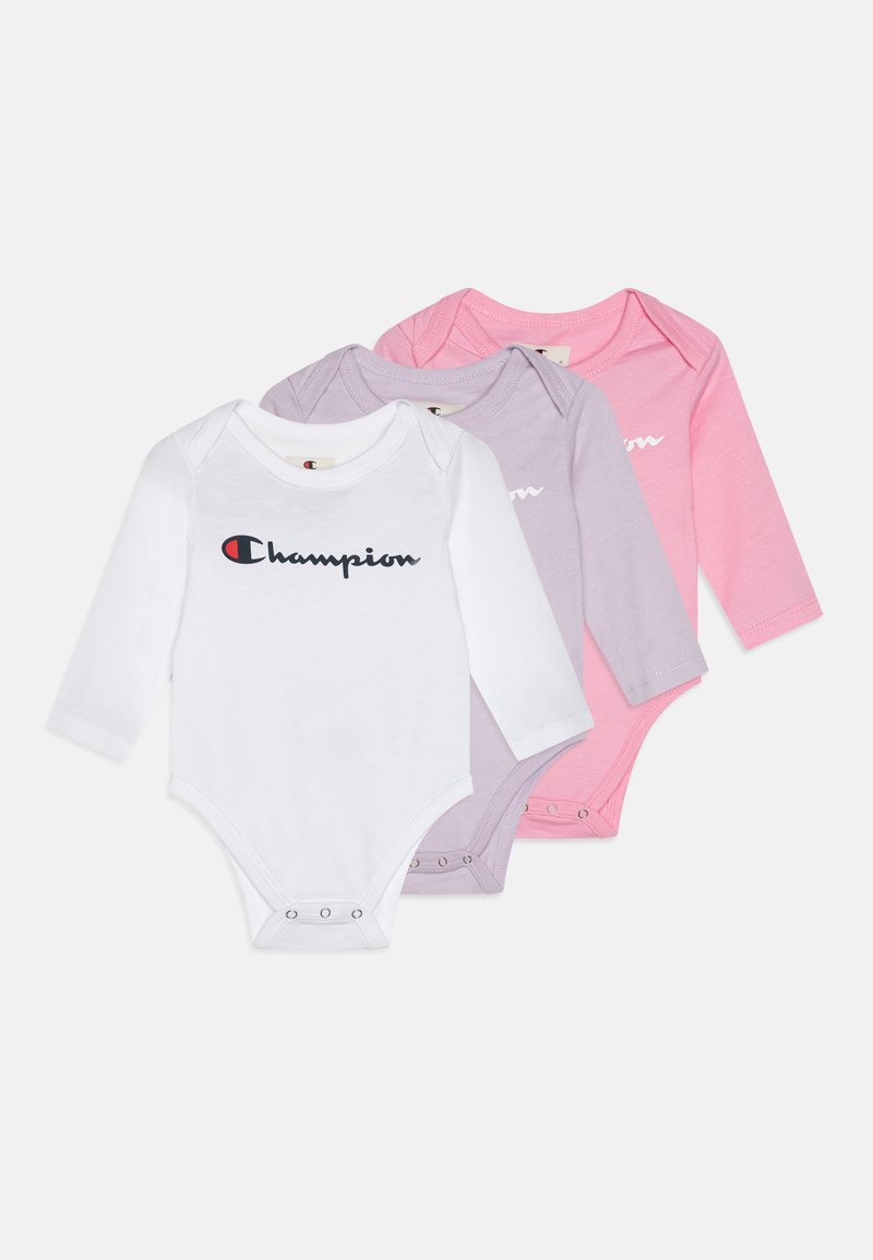 Három hosszú ujjú babaruhát találunk, fehér, levendula és rózsaszín színekben. Mindegyiken kerek nyak és patentgombok találhatók az alján.