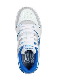 Zapatilla blanca y gris con acentos azules. Presenta una puntera perforada, lengüeta acolchada y cordones blancos. Logo de la marca visible en la plantilla y en el lateral.