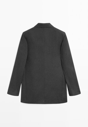 Tmavě šedé sako s dlouhými rukávy, rozepnuté, zobrazené ze zad na bílém pozadí.