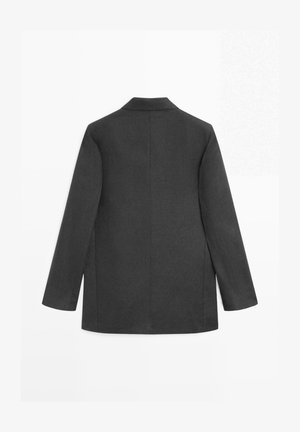 Tmavě šedé sako s dlouhými rukávy, rozepnuté, zobrazené ze zad na bílém pozadí.