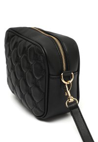 Borsa in pelle nera trapuntata con forma rettangolare, zip dorata e tracolla removibile. Caratterizzata da dettagli in rilievo e texture liscia.