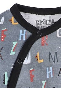 Grå stofskjorte med farverige alfabetbogstaver i forskellige mønstre, med en sort rund halsudskæring og trykknaplukninger. 100% økologisk bomuld.