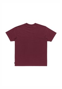 Mørkerød bomulds t-shirt med korte ærmer, lige snit og rund halsudskæring. Ingen mønstre eller logoer; ensfarvet hele vejen igennem.