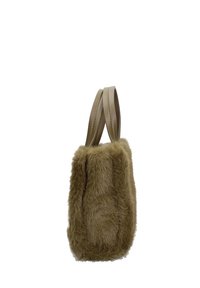 Sac fourre-tout en fausse fourrure marron avec deux anses en cuir lisse sur fond blanc.