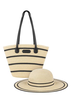 Gewebte beige Tragetasche mit schwarzen Streifen und Griffen, kombiniert mit einem passenden breitkrempigen Sonnenhut mit schwarzem Rand.
