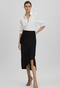 Reiss REGULAR FIT-ZARIA HIGH RISE DRAPED MIDI - Puzdrová sukňa - black