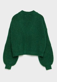 Zielony prążkowany sweter o krótkim kroju, z balonowymi rękawami i zaokrąglonym dekoltem. Wykonany z materiału dzianinowego o fakturze.