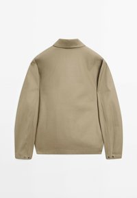 Khaki langemouwen shirt met een kraag, knoopmanchetten en een gladde stofstructuur. Minimalistisch ontwerp zonder zichtbare patronen of accenten.