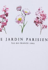 Tessuto bianco con un motivo floreale che presenta fiori rosa e fioriture simili a margherite, accompagnato da testo nero che recita "LE JARDIN PARISIEN ÎLE-DE-FRANCE 1993."