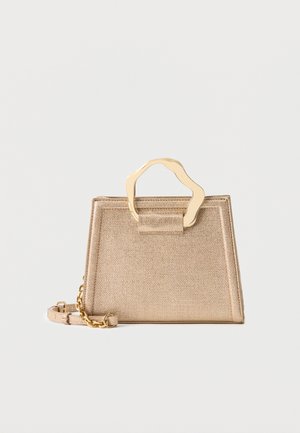 Sac à main structuré beige avec tissu texturé, anse ondulée dorée irrégulière et bandoulière chaîne dorée amovible, présenté sur un fond uni.