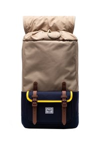 Reppu vaaleanruskea, rullattava malli, jossa on tummansiniset alaosat, ruskeat nahkahihnat ja keltaisia yksityiskohtia; varustettu nyörikiinnityksellä ja etutaskulla.