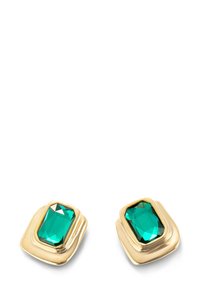 Pendientes de tono dorado con piedras facetadas rectangulares de color esmeralda, montadas en marcos suaves, redondeados y de aspecto dorado.